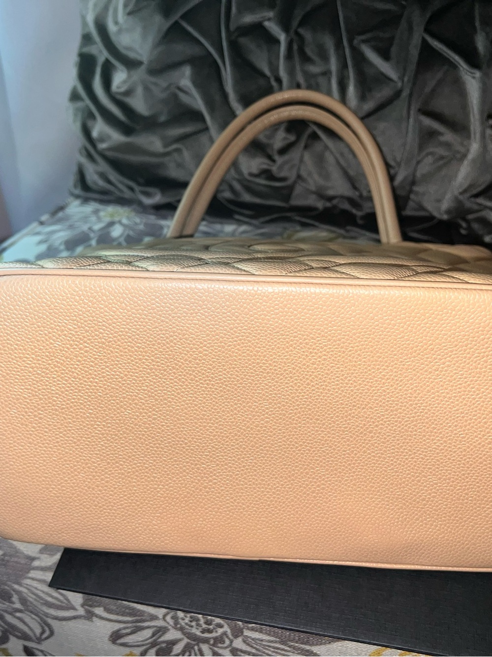 Limited Edition, Discontinued Caviar Skin Medallion Tote.  A Rank Condition - Picture 3 of 15